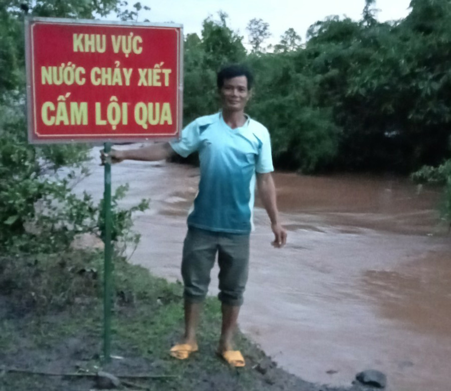 Xã Kon Chiêng, huyện Mang Yang cắm biển cảnh báo khu vực nguy hiểm. Ảnh: Hạ Vy