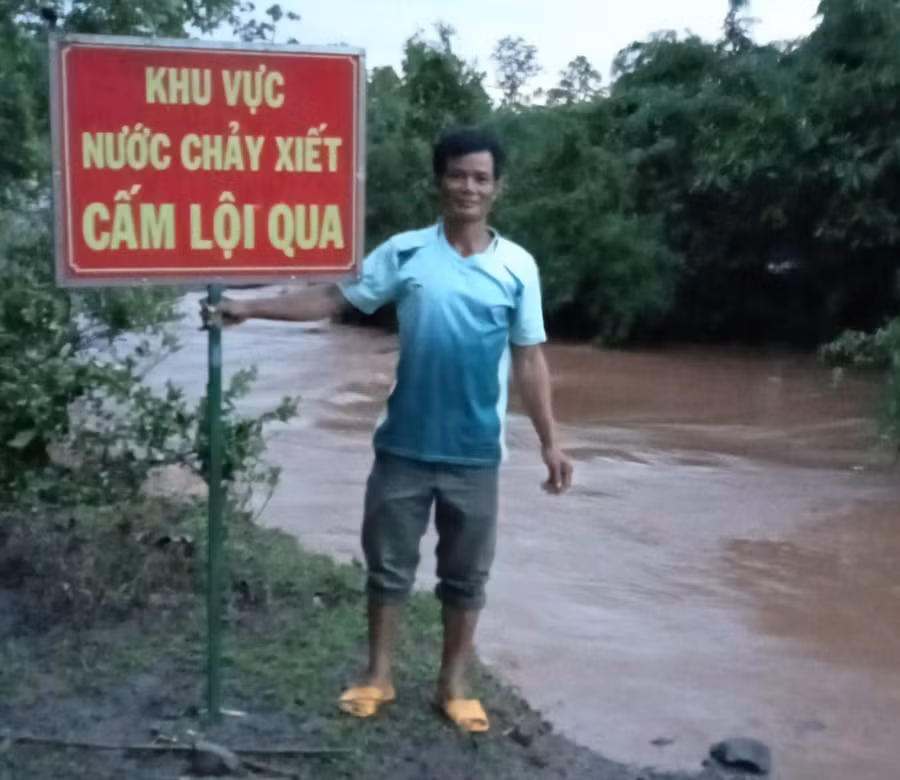 Xã Kon Chiêng, huyện Mang Yang cắm biển cảnh báo khu vực nguy hiểm. Ảnh: Hạ Vy