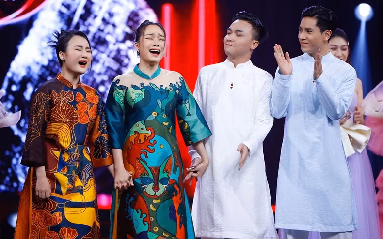 2 nữ ca sĩ xúc động khi biết mình giành ngôi quán quân.