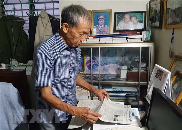 Ông Lại Đăng Thiện bên các kỷ vật một thời khói lửa. (Ảnh: TTXVN phát)