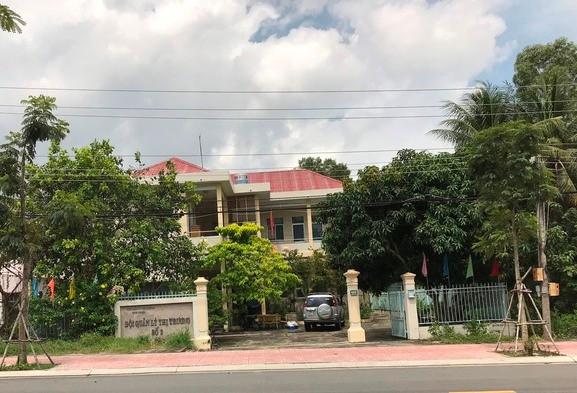 Cảnh sát khám xét bên trong Đội QLTT số 2 vào tháng 9-2022. Ảnh: DT Cảnh sát khám xét bên trong Đội QLTT số 2 vào tháng 9-2022. Ảnh: DT