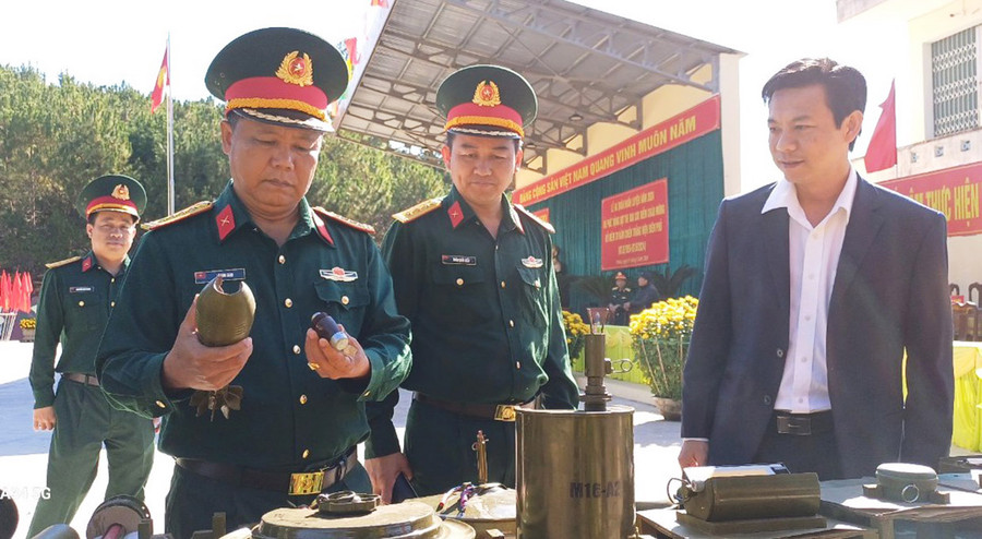 Lãnh đạo UBND TP. Pleiku và Bộ CHQS tỉnh tham quan các mô hình vũ khí trang bị được Ban CHQS TP. Pleiku bảo quản trong thời gian qua. Ảnh: T.D Lãnh đạo UBND TP. Pleiku và Bộ CHQS tỉnh tham quan các mô hình vũ khí trang bị được Ban CHQS TP. Pleiku bảo quản trong thời gian qua. Ảnh: T.D