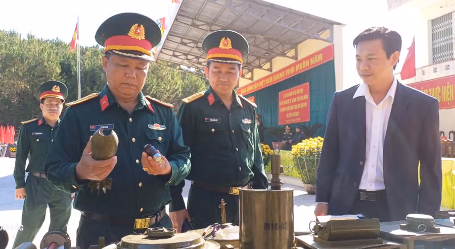 Lãnh đạo UBND TP. Pleiku và Bộ CHQS tỉnh tham quan các mô hình vũ khí trang bị được Ban CHQS TP. Pleiku bảo quản trong thời gian qua. Ảnh: T.D