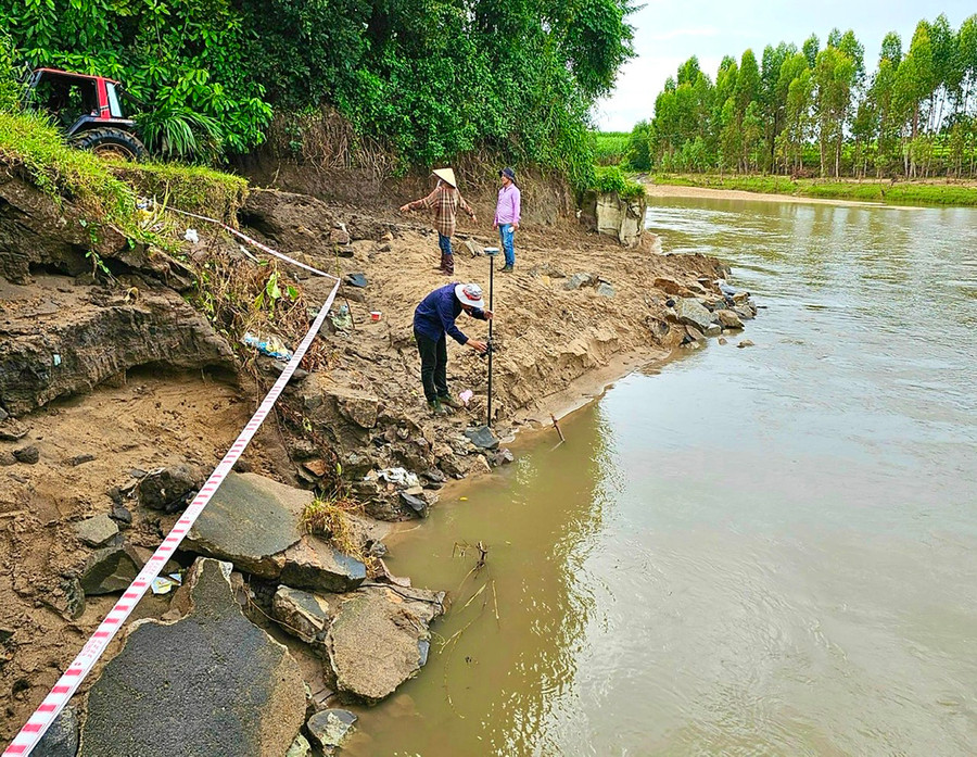 Các đơn vị quản lý đường bộ kiểm tra, khắc phục sự cố vị trí sạt lở tại cầu Đak Pờ Tó, huyện Ia Pa. Ảnh: Minh Phương Các đơn vị quản lý đường bộ kiểm tra, khắc phục sự cố vị trí sạt lở tại cầu Đak Pờ Tó, huyện Ia Pa. Ảnh: Minh Phương