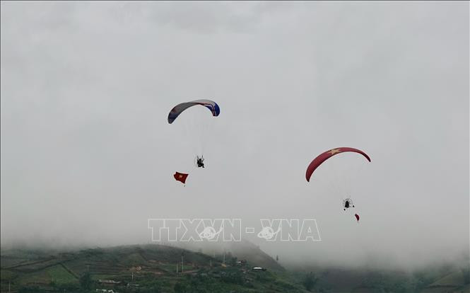 Đông đảo du khách được chiêm ngưỡng màn bay biểu diễn dù bay của các phi công.