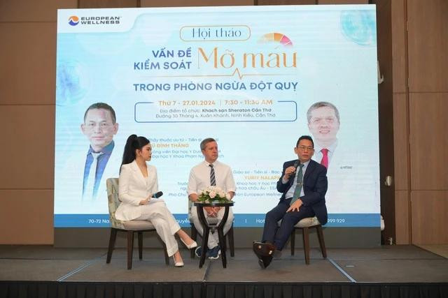 TS-BS Vũ Đình Thắng (phải) và GS-TS-BS Yuriy Nalapko chia sẻ kiến thức về điều trị, kiểm soát mỡ máu trong phòng ngừa đột quỵ cũng như các giải pháp y học tái tạo. Ảnh: Đ.T