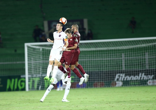 Hàng thủ CLB Bình Định khóa chặt Tiến Linh. Ảnh: Dũng Nguyễn