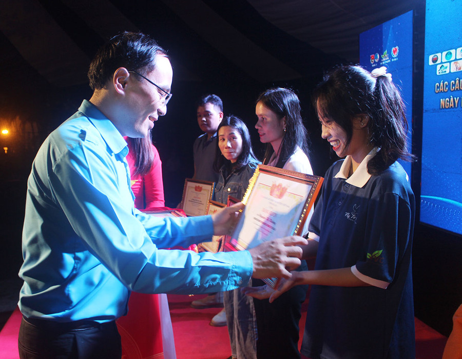 Anh Đỗ Đức Thanh-Phó Bí thư Tỉnh Đoàn, Chủ tịch Hội LHTN Việt Nam tỉnh tặng bằng khen cho các thủ lĩnh tiêu biểu trong phong trào tình nguyện. Ảnh P.L
