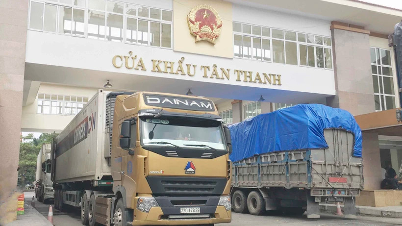 Xuất nhập khẩu hàng hóa qua cửa khẩu Tân Thanh, tỉnh Lạng Sơn. (Ảnh: Đức Duy/Vietnam+)