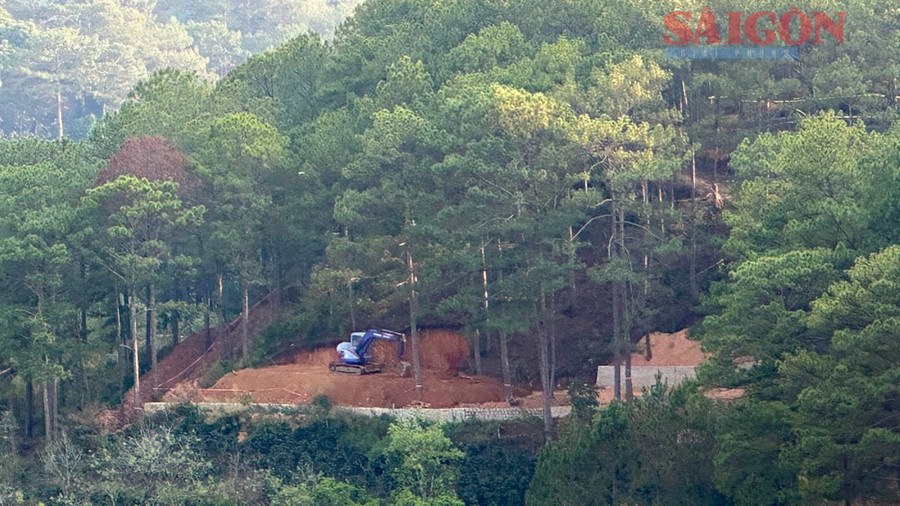 Một số khu vực khác tại dự án du lịch - nghỉ dưỡng Núi Hoa Đà Lạt đang được đào bới, tạo mặt bằng xây dựng. Ảnh: ĐOÀN KIÊN