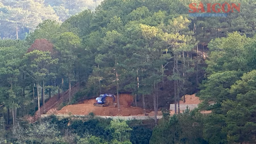 Một số khu vực khác tại dự án du lịch - nghỉ dưỡng Núi Hoa Đà Lạt đang được đào bới, tạo mặt bằng xây dựng. Ảnh: ĐOÀN KIÊN