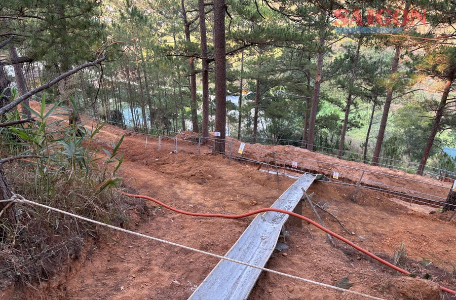 Khu vực xây dựng có độ dốc lớn nhưng phía dưới không được che chắn, nguy cơ sạt lở cao. Ảnh: ĐOÀN KIÊN