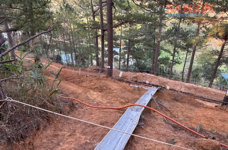 Khu vực xây dựng có độ dốc lớn nhưng phía dưới không được che chắn, nguy cơ sạt lở cao. Ảnh: ĐOÀN KIÊN