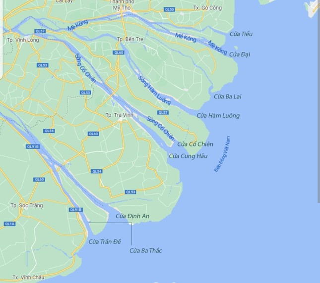Khi chảy vào lãnh thổ Việt Nam, sông Mekong chia làm hai nhánh sông Tiền, sông Hậu và đổ ra biển qua 9 cửa. Ảnh: chụp từ google maps
