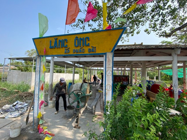 Lăng cá Ông cạnh cửa Tiểu hiện được xây mới, nhằm lưu giữ nét đẹp văn hóa của người dân vùng biển. Ảnh: Nhật Huy