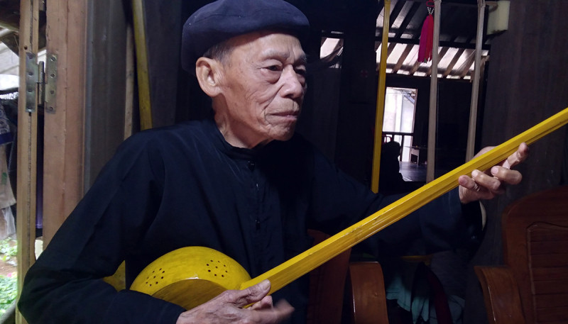 Nghệ nhân ưu tú Nguyễn Mạnh Thẩm với cây đàn Tính.