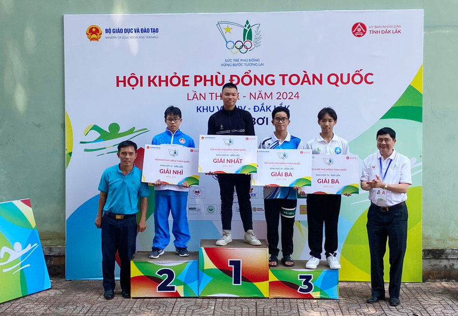 Vận động viên Phạm Nhật Anh trên bục nhận huy chương vàng tại Hội khỏe Phù Đổng toàn quốc lần thứ X-2024. Ảnh: Thanh Hải Vận động viên Phạm Nhật Anh trên bục nhận huy chương vàng tại Hội khỏe Phù Đổng toàn quốc lần thứ X-2024. Ảnh: Thanh Hải