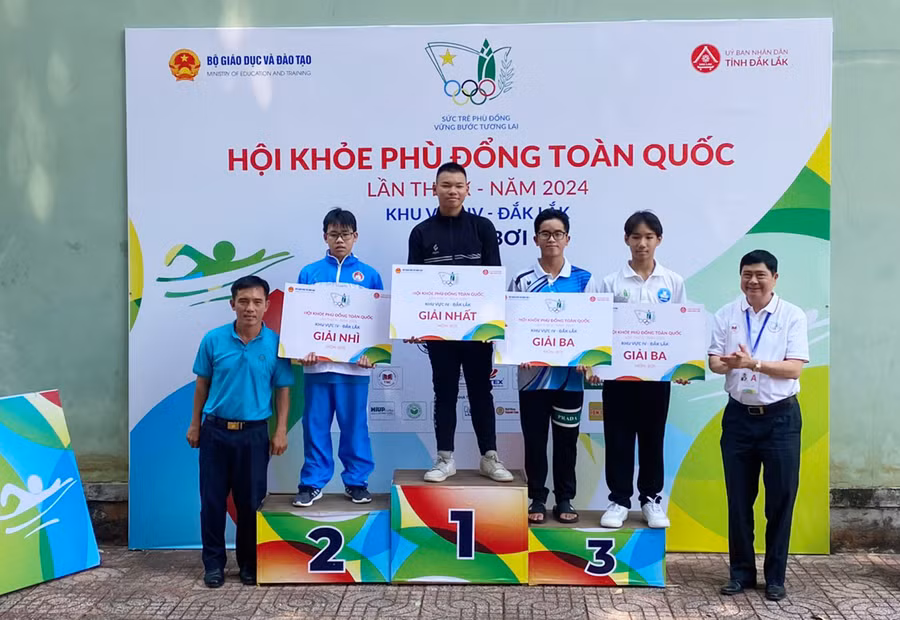 Vận động viên Phạm Nhật Anh trên bục nhận huy chương vàng tại Hội khỏe Phù Đổng toàn quốc lần thứ X-2024. Ảnh: Thanh Hải