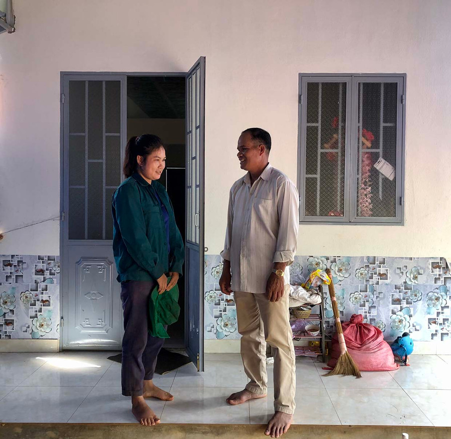 Chị Rơ Châm Huân thuộc diện hộ nghèo làng Yang, xã Ia Sao phấn khởi khi được về ở trong ngôi nhà mới. Ảnh: G.H Chị Rơ Châm Huân thuộc diện hộ nghèo làng Yang, xã Ia Sao phấn khởi khi được về ở trong ngôi nhà mới. Ảnh: G.H