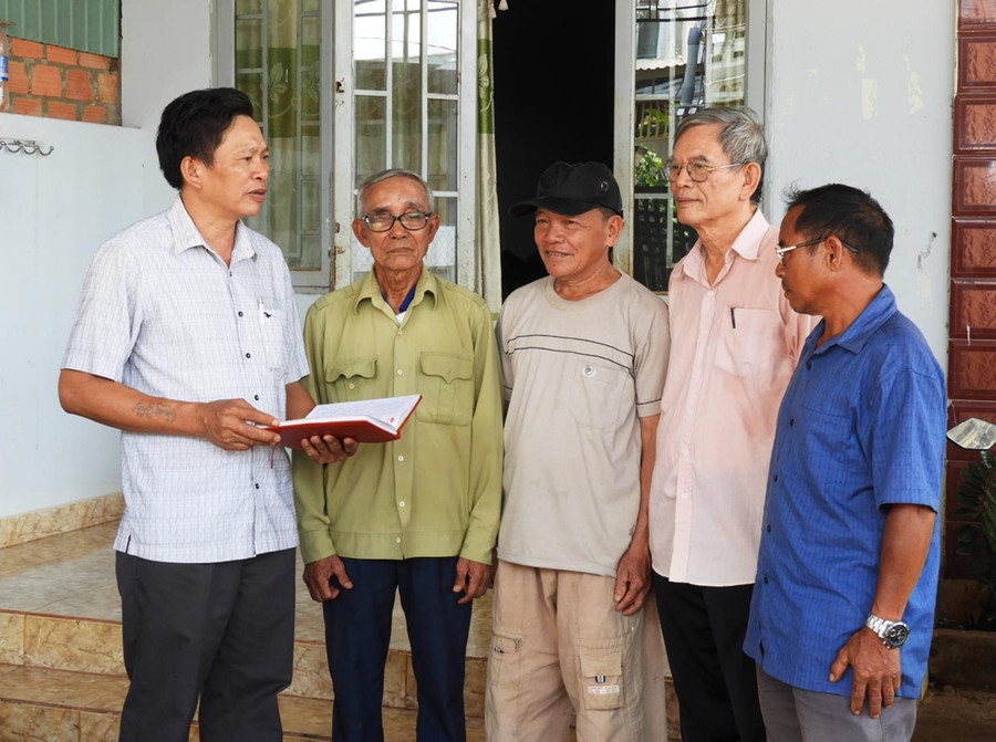Ông Phạm Quang Dừa (thứ 2 từ phải sang) phối hợp cùng cán bộ tổ dân phố 6 (phường Trà Bá, TP. Pleiku) tuyên truyền người dân chấp hành chủ trương của Đảng, chính sách, pháp luật của Nhà nước, tham gia các phong trào ở khu dân cư. Ảnh: T.N Ông Phạm Quang Dừa (thứ 2 từ phải sang) phối hợp cùng cán bộ tổ dân phố 6 (phường Trà Bá, TP. Pleiku) tuyên truyền người dân chấp hành chủ trương của Đảng, chính sách, pháp luật của Nhà nước, tham gia các phong trào ở khu dân cư. Ảnh: T.N