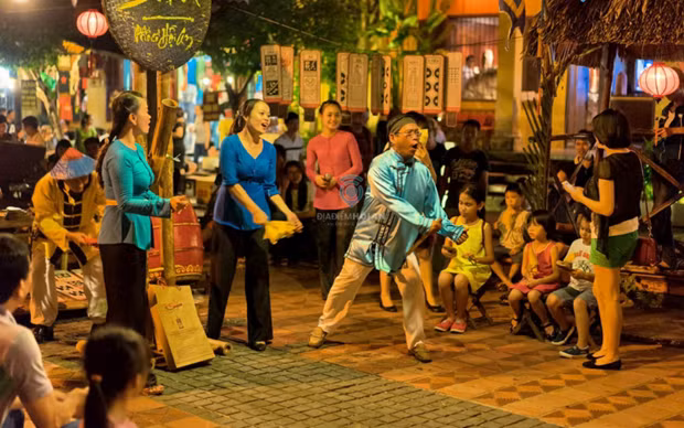 Biểu diễn hát Bài Chòi ở phố cổ Hội An. (Ảnh: TTXVN)