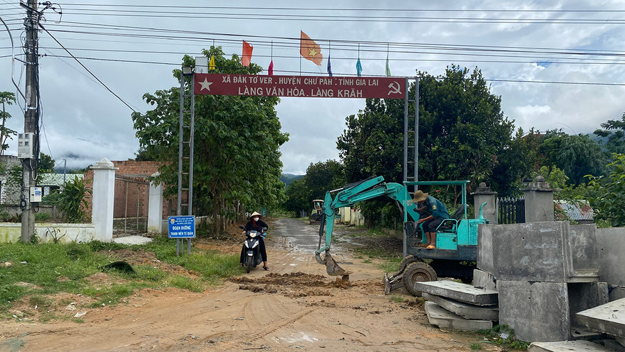 Ban Quản lý các dự án đầu tư huyện Chư Păh chủ động kiểm tra, đôn đốc đẩy nhanh tiến độ thi công các công trình theo kế hoạch. Ảnh: S.C