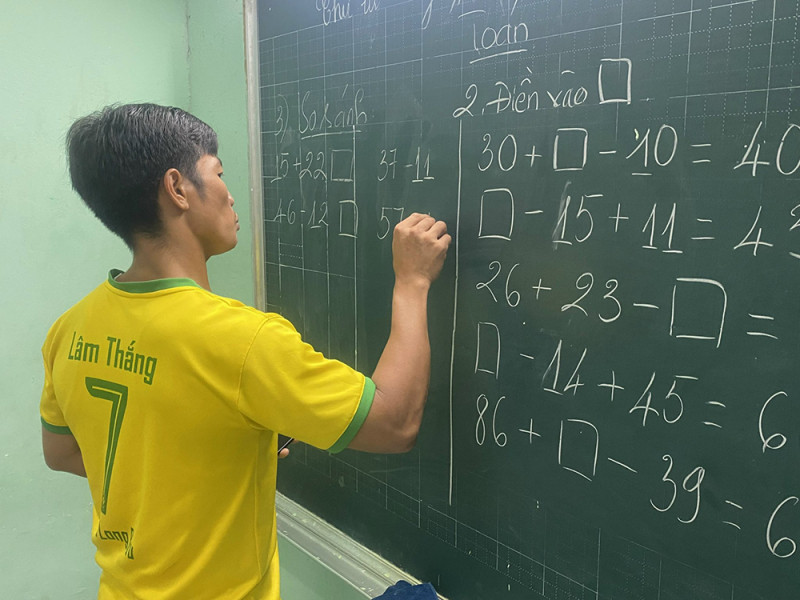 Thầy Trần Lâm Thắng giảng dạy môn Toán cho học sinh