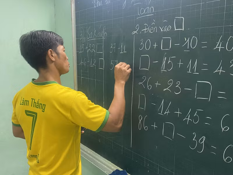 Thầy Trần Lâm Thắng giảng dạy môn Toán cho học sinh