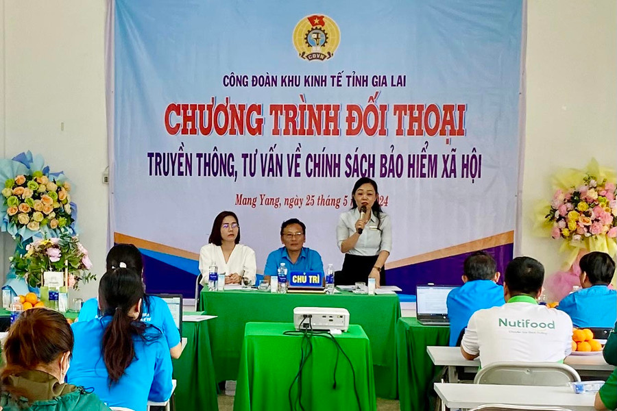 Những câu hỏi của đoàn viên, người lao động được cán bộ Bảo hiểm xã hội tỉnh trả lời cụ thể, rõ ràng ngay tại buổi đối thoại. Ảnh H.D Những câu hỏi của đoàn viên, người lao động được cán bộ Bảo hiểm xã hội tỉnh trả lời cụ thể, rõ ràng ngay tại buổi đối thoại. Ảnh H.D