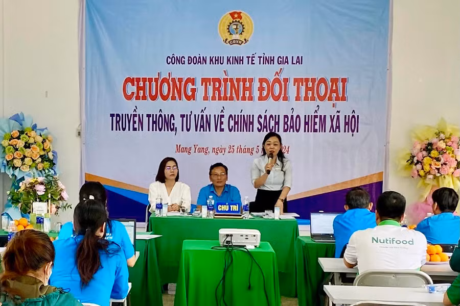 Những câu hỏi của đoàn viên, người lao động được cán bộ Bảo hiểm xã hội tỉnh trả lời cụ thể, rõ ràng ngay tại buổi đối thoại. Ảnh H.D