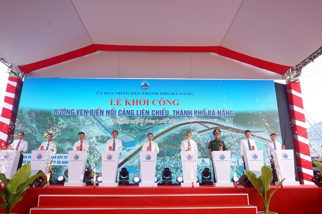 Đà Nẵng: Khai thác cảng Liên Chiểu xứng tầm vị thế cảng biển đặc biệt - Ảnh 1. Các đại biểu nhấn nút khởi công đường ven biển nối cảng Liên Chiểu đến đường tránh Nam Hải Vân - Túy Loan. Ảnh: NGUYỄN TÚ