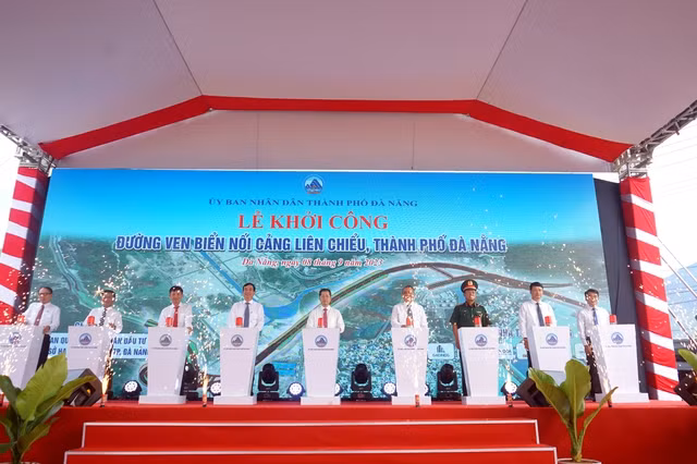 Các đại biểu nhấn nút khởi công đường ven biển nối cảng Liên Chiểu đến đường tránh Nam Hải Vân - Túy Loan. Ảnh: NGUYỄN TÚ