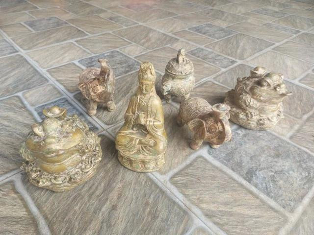 6 món &quot;đồ cổ&quot; mà bà Trương Thị Lý mua của người lạ với giá 15 triệu đồng. Ảnh: TÂN KỲ