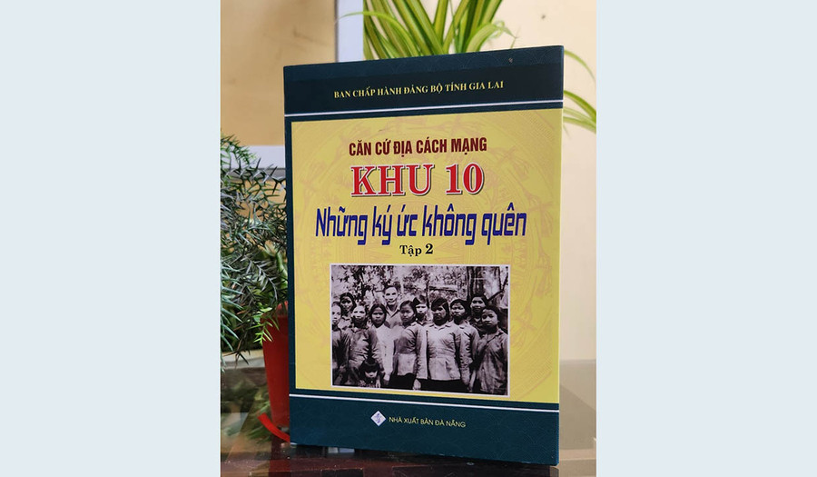 Bìa cuốn hồi ký &quot;Căn cứ địa cách mạng Khu 10: Những ký ức không quên&quot;, tập 2. Ảnh: D.L