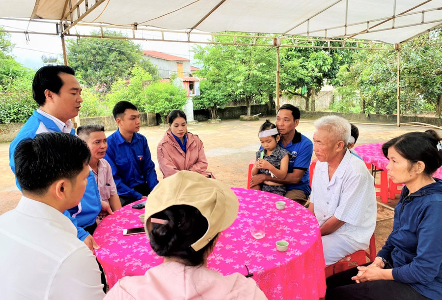 Anh Đỗ Duy Nam chia buồn cùng gia đình nạn nhân vụ tai nạn. Ảnh: H.Đ.T Anh Đỗ Duy Nam chia buồn cùng gia đình nạn nhân vụ tai nạn. Ảnh: H.Đ.T