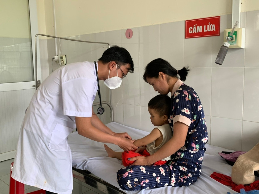 Bác sĩ thăm khám cho một ca mắc tay chân miệng tại Bệnh viện Nhi Gia Lai. Ảnh: Như Nguyện Bác sĩ thăm khám cho một ca mắc tay chân miệng tại Bệnh viện Nhi Gia Lai. Ảnh: Như Nguyện