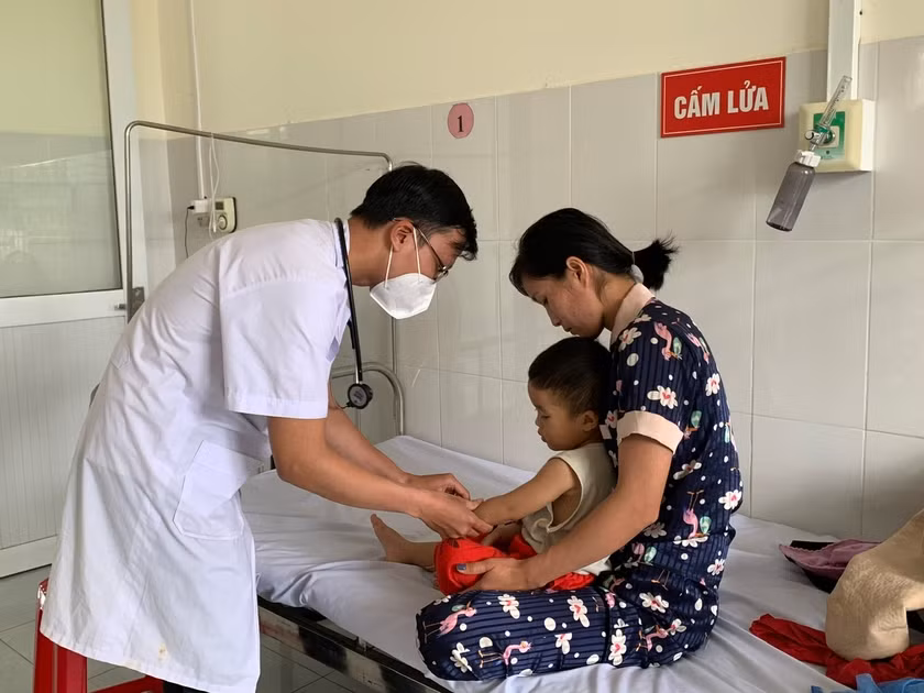 Bác sĩ thăm khám cho một ca mắc tay chân miệng tại Bệnh viện Nhi Gia Lai. Ảnh: Như Nguyện