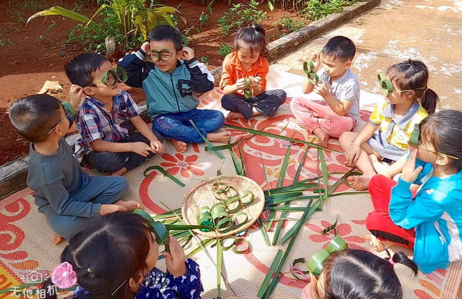 Học sinh Trường Mẫu giáo Vành Khuyên (xã Ia Me, huyện Chư Prông) thích thú tham gia hoạt động trải nghiệm. Ảnh: Mộc Trà