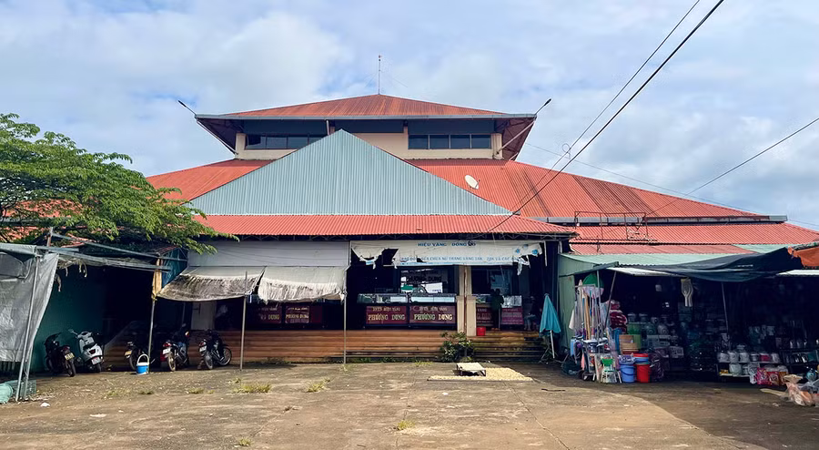 Tất cả các cổng ra vào chợ không hề có một bảng hiệu nào. Ảnh: V.T