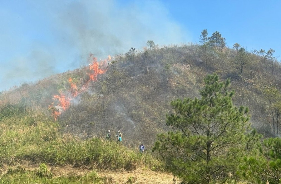 Lực lượng chức năng nỗ lực khoanh vùng xử lý đám cháy rừng tại TP Bảo Lộc.