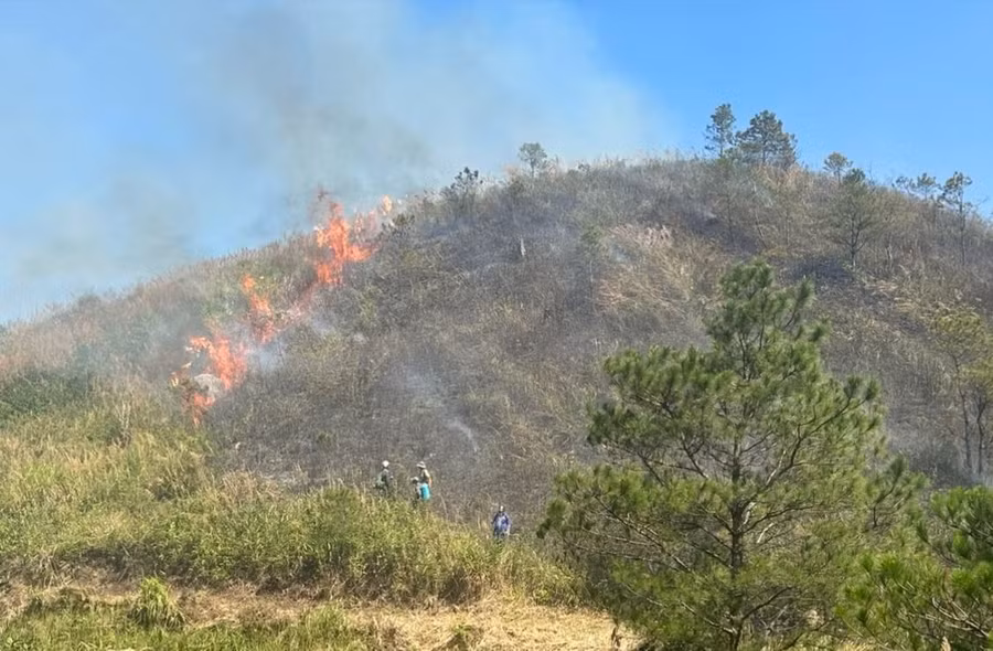Lực lượng chức năng nỗ lực khoanh vùng xử lý đám cháy rừng tại TP Bảo Lộc.