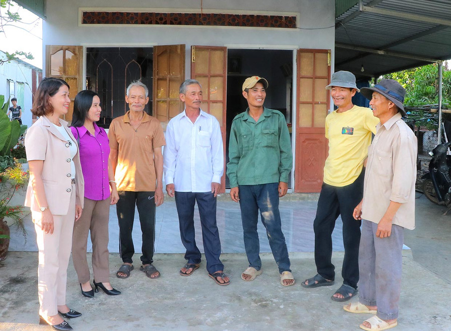 Bà Phương Thị Bình (ngoài cùng bên trái)-Bí thư Đảng ủy, Chủ tịch HĐND phường An Bình thường xuyên xuống cơ sở nắm bắt tình hình đời sống người dân. Ảnh: Ngọc Minh Bà Phương Thị Bình (ngoài cùng bên trái)-Bí thư Đảng ủy, Chủ tịch HĐND phường An Bình thường xuyên xuống cơ sở nắm bắt tình hình đời sống người dân. Ảnh: Ngọc Minh