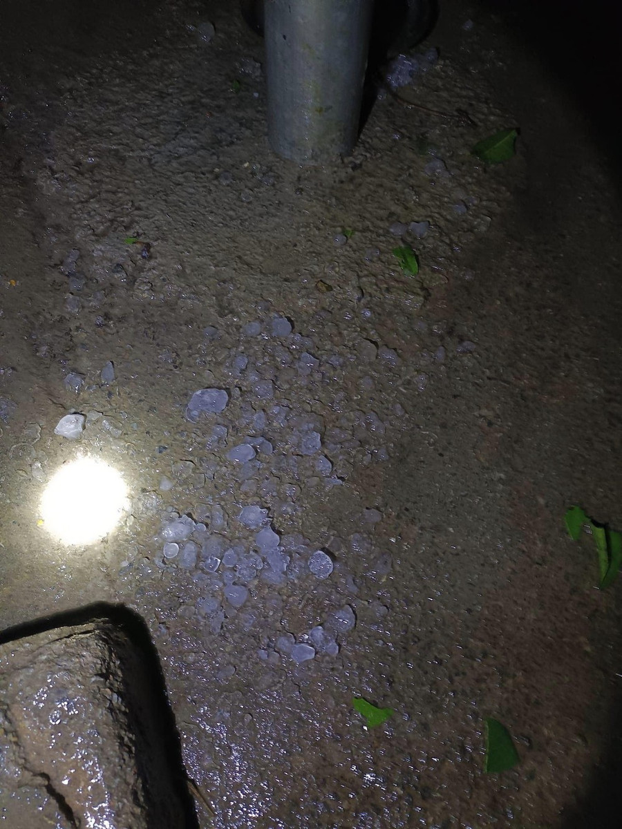 Nghe tiếng động lớn trên mái nhà, người dân ở khu vực đèo Bông Lau (Tràng Định - Lạng Sơn) cầm đèn ra soi, phát hiện mưa đá xuống cả thảm dày, đêm 21-4. Ảnh: TRƯƠNG MAI Nghe tiếng động lớn trên mái nhà, người dân ở khu vực đèo Bông Lau (Tràng Định - Lạng Sơn) cầm đèn ra soi, phát hiện mưa đá xuống cả thảm dày, đêm 21-4. Ảnh: TRƯƠNG MAI