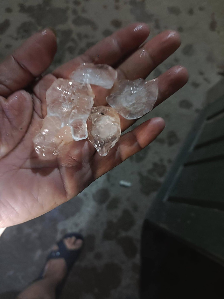 Người dân ở các huyện Tràng Định, Hữu Lũng (Lạng Sơn) lo lắng khi phát hiện có mưa đá. Ảnh: TRƯƠNG MAI Người dân ở các huyện Tràng Định, Hữu Lũng (Lạng Sơn) lo lắng khi phát hiện có mưa đá. Ảnh: TRƯƠNG MAI