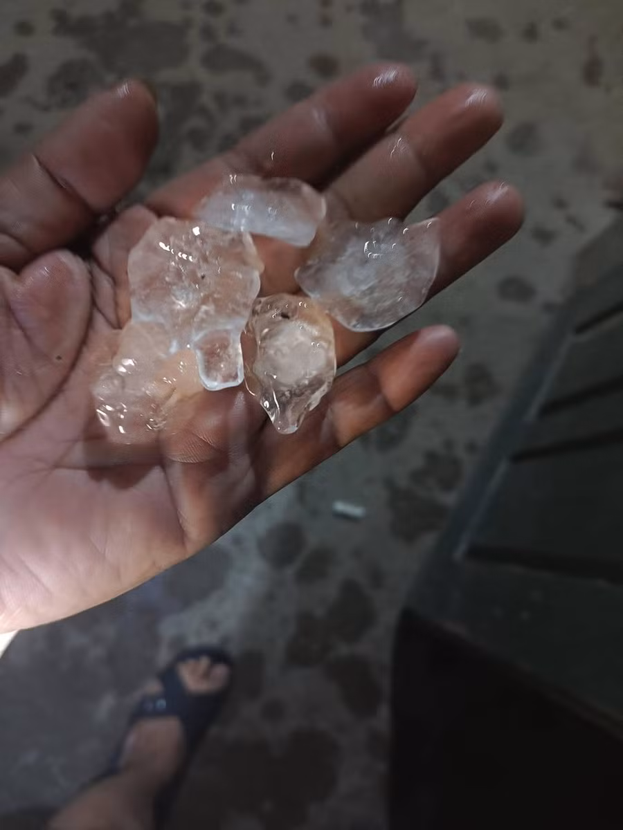 Người dân ở các huyện Tràng Định, Hữu Lũng (Lạng Sơn) lo lắng khi phát hiện có mưa đá. Ảnh: TRƯƠNG MAI