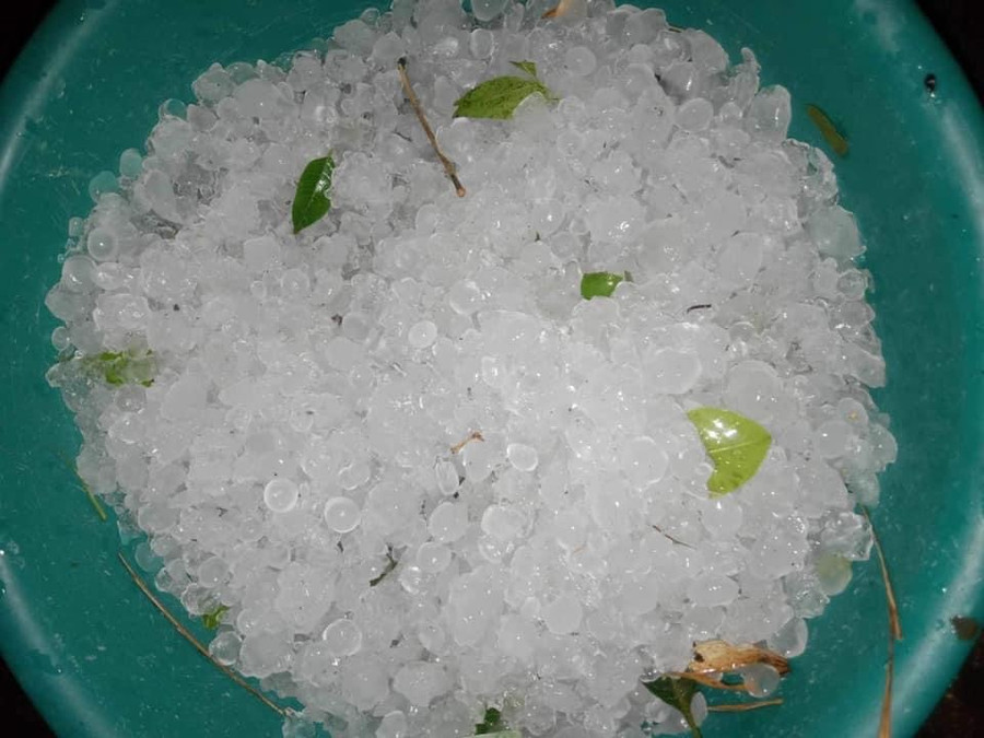 Mưa đá tiếp tục di chuyển sang nhiều huyện của tỉnh Lạng Sơn đêm 21-4 sau khi xuất hiện tại Hà Giang và Cao Bằng. Mưa đá tiếp tục di chuyển sang nhiều huyện của tỉnh Lạng Sơn đêm 21-4 sau khi xuất hiện tại Hà Giang và Cao Bằng.