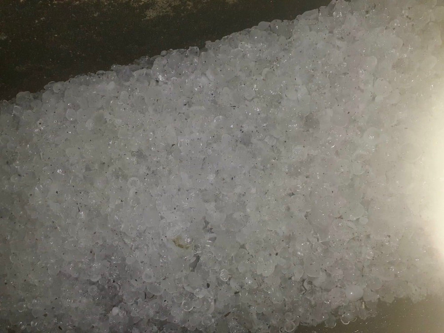 Mưa đá khá dày tại xã Bình Độ (Tràng Định - Lạng Sơn) đêm 21-4. Ảnh: CTV Mưa đá khá dày tại xã Bình Độ (Tràng Định - Lạng Sơn) đêm 21-4. Ảnh: CTV