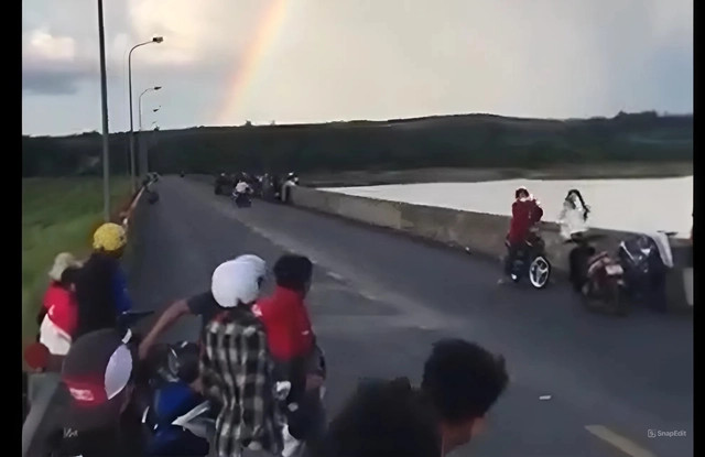 Nhóm học sinh, thanh thiếu niên tụ tập trên bờ đập chạy xe dẫn đến tai nạn. Ảnh cắt từ clip Nhóm học sinh, thanh thiếu niên tụ tập trên bờ đập chạy xe dẫn đến tai nạn. Ảnh cắt từ clip