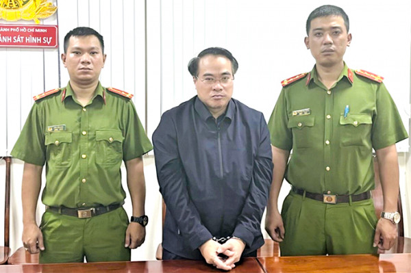 Công an TP Hồ Chí Minh khởi tố bị can, tạm giam ông Đặng Việt Hà, Cục trưởng Cục Đăng kiểm Việt Nam về hành vi nhận hối lộ.