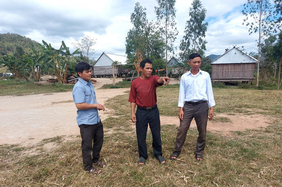 Ông Đinh Văn Đơm (đứng giữa) góp sức để đưa phong trào thể thao làng Châu lên top đầu của xã Chư Krêy. Ảnh: Thiên Di Ông Đinh Văn Đơm (đứng giữa) góp sức để đưa phong trào thể thao làng Châu lên top đầu của xã Chư Krêy. Ảnh: Thiên Di
